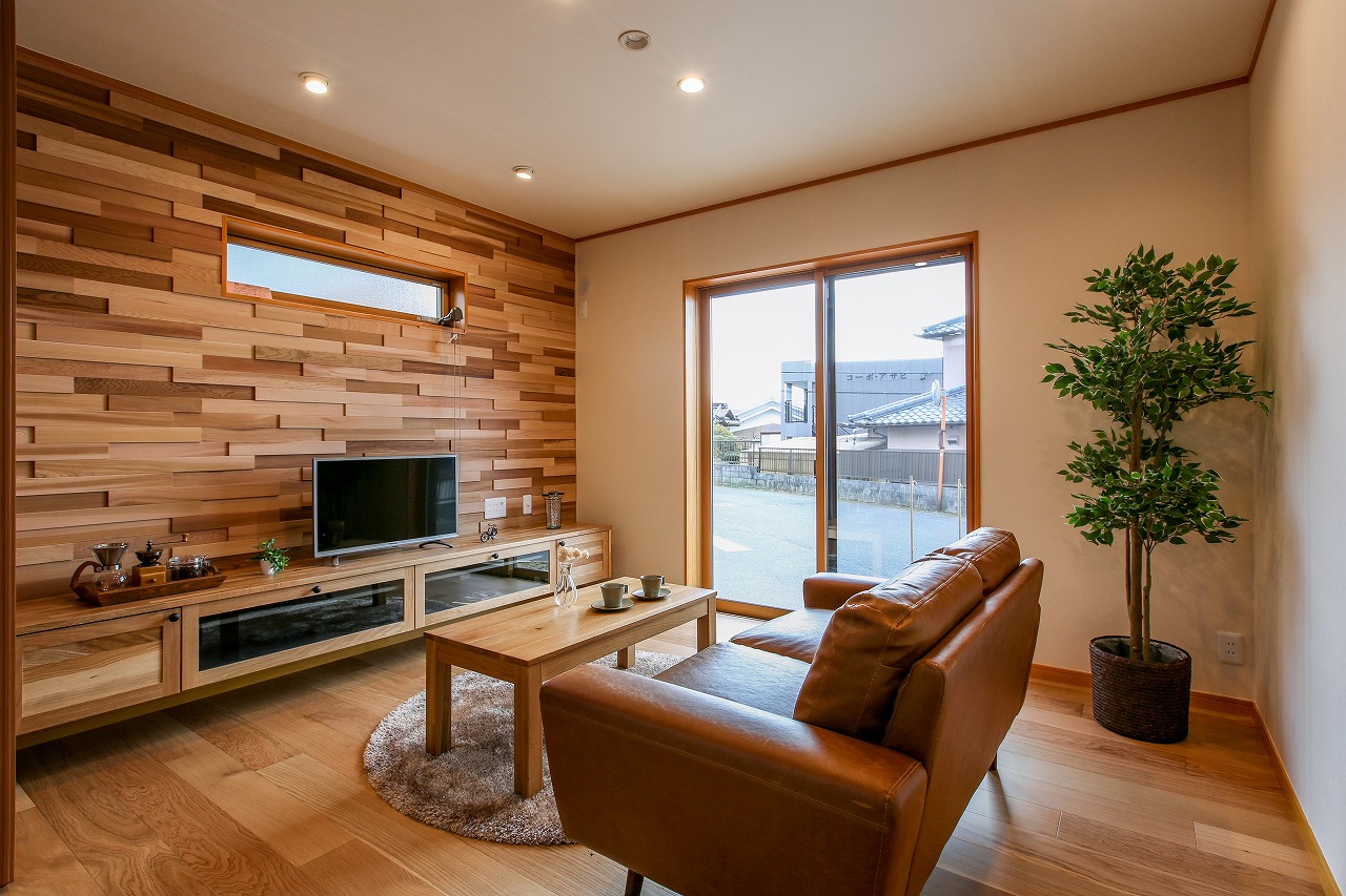 ビルトイン車庫がある自然素材にこだわったお家 写真